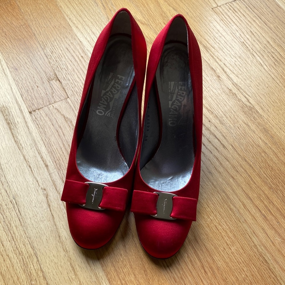 ♥️ Salvatore Ferragamo RED HOT Satin Pumps